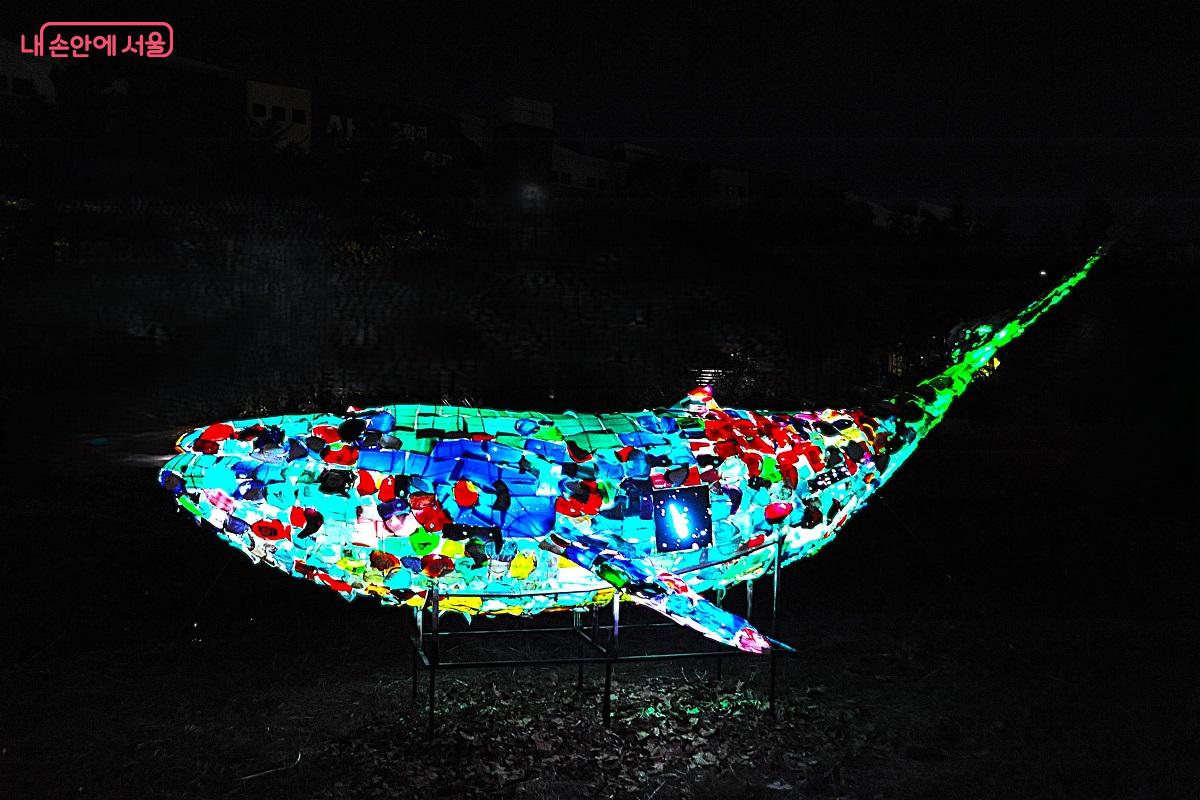 당현천을 거슬러 오르는 김상연 작가의 ‘우주를 유영하는 고래’ ©조수봉