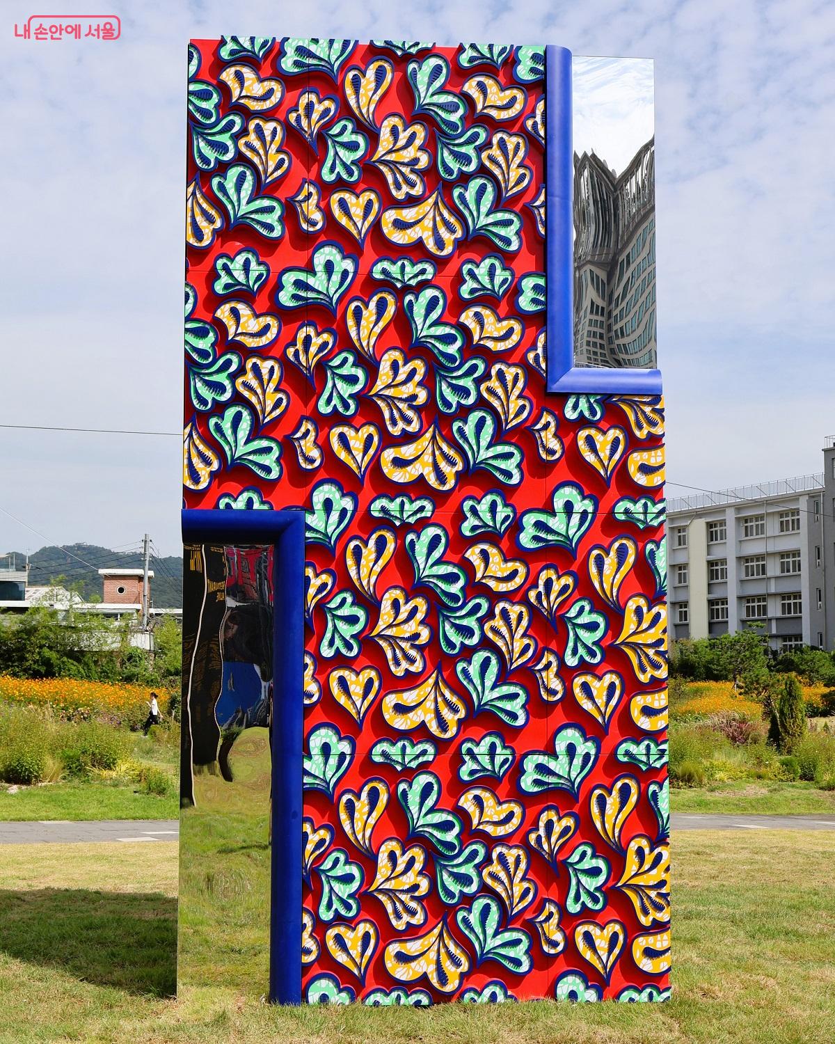 주얼리 컬렉션 가시(Thorn)에서 영감을 받은 스티븐 웹스터의 ‘위험할 정도로 아름다운 것들’ ©이봉덕 