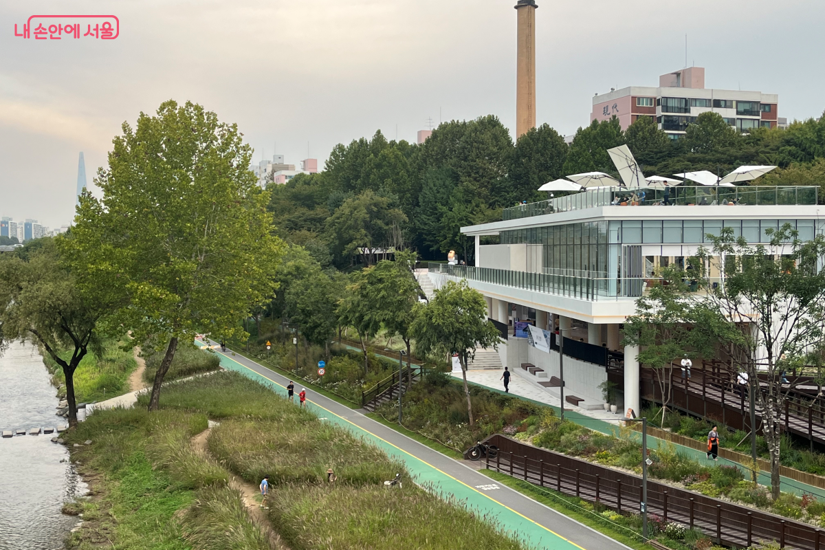 밀미리다리에서 바라본 양재천 수변문화쉼터 ©김연희 