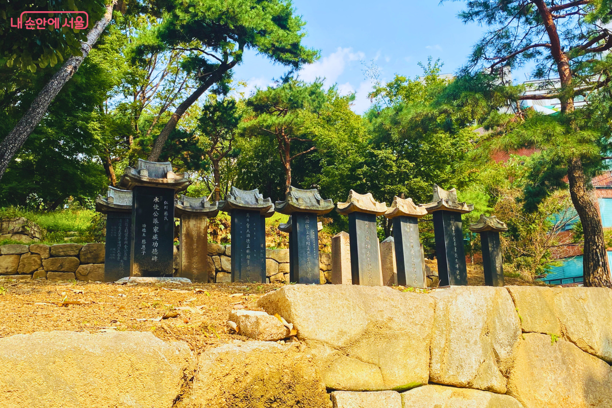 봉은사 진여문에서 법왕루로 가는 길에 만나는 부도와 공덕비 &copy;양정화