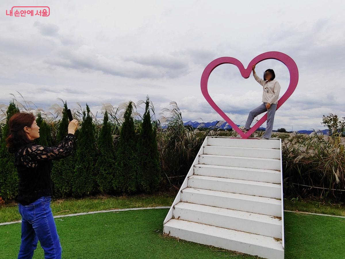 하트포토존 계단 ©김병규