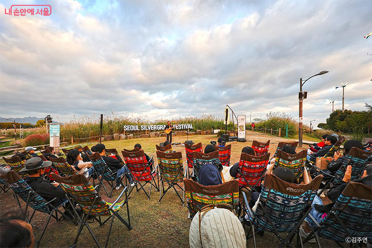 ‘버스킹공연’이 진행돼 아름다운 음악과 함께 억새축제를 경험할 수 있다.