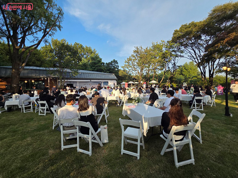 남산 한남 웨딩가든 모습, 잔디마당을 확장해 150여 명이 동시에 이용 가능하다.
