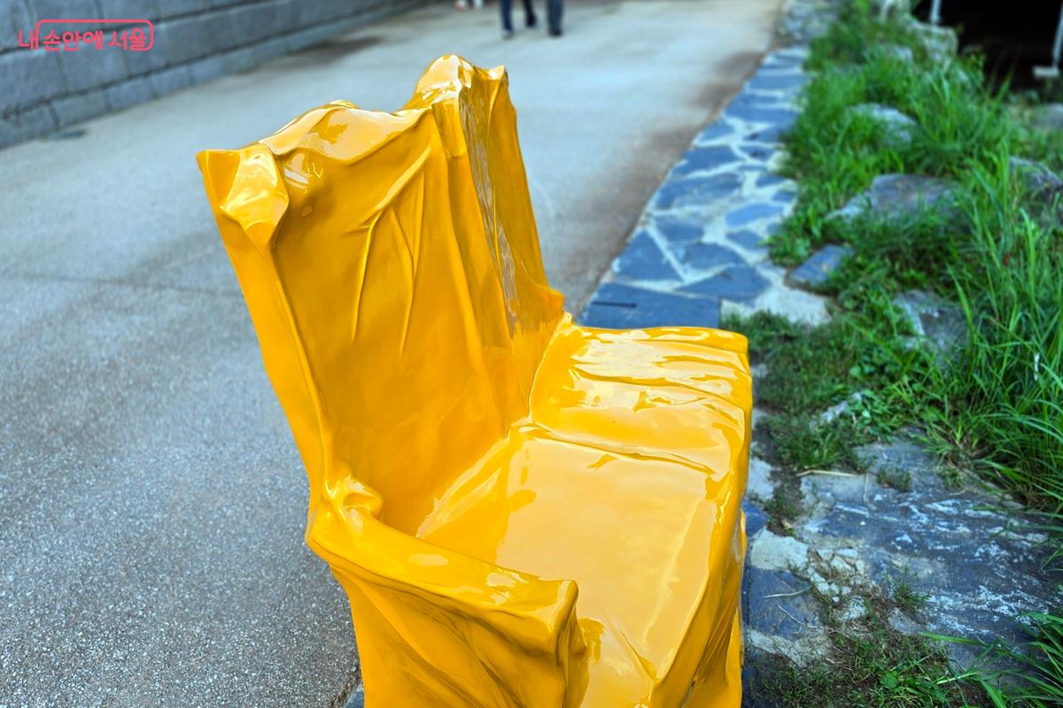 두 사람을 위한 큰 의자도 있다. ©김윤경