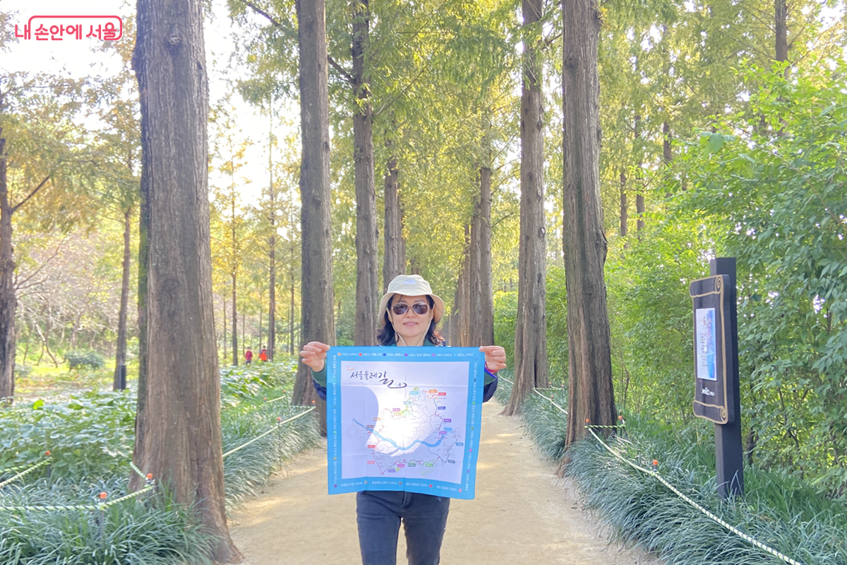 트레킹 프로그램 참가자들에게는 서울둘레길 코스 지도가 그려진 수건이 선물로 제공되었다. ©김경선