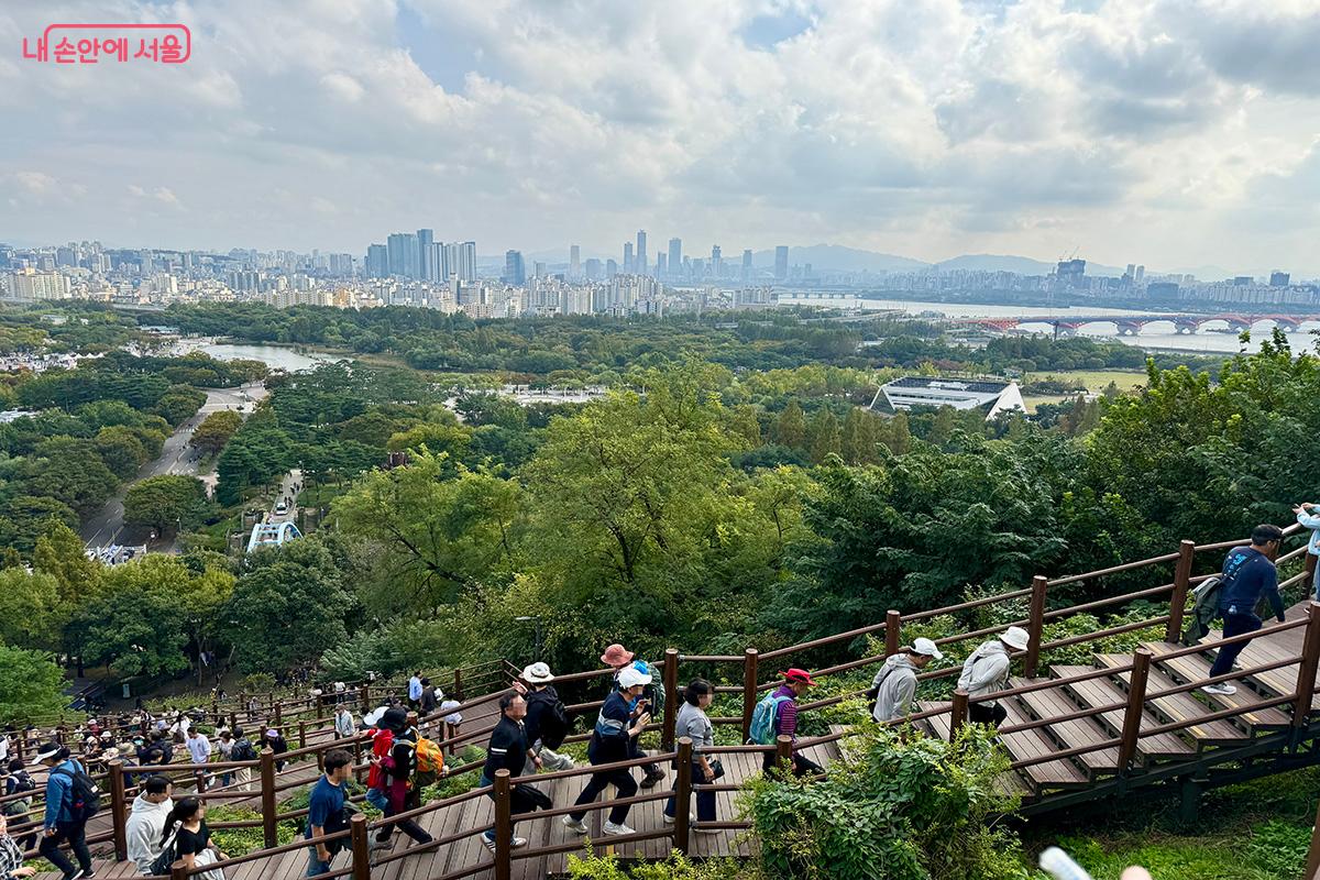 힘은 들지만 서울 전경을 감상하며 하늘공원까지 오를 수 있는 계단길 ©김미정