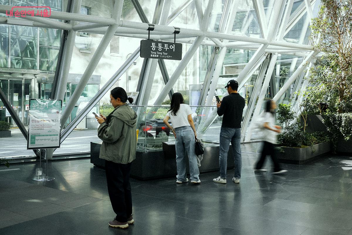 서울시청 본관 청사와 서울도서관의 건축 모형 앞은 서울시청사 통통투어 출발지이기도 하다. ©김아름