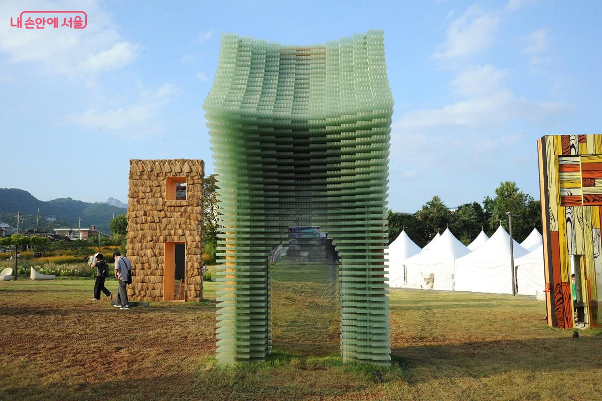 서로 겹쳐진 전통 한옥 지붕이 만들어 내는 패턴과 질감을 재해석한 소수 건축사무소 작 ‘서울 풍경’ ⓒ조수봉