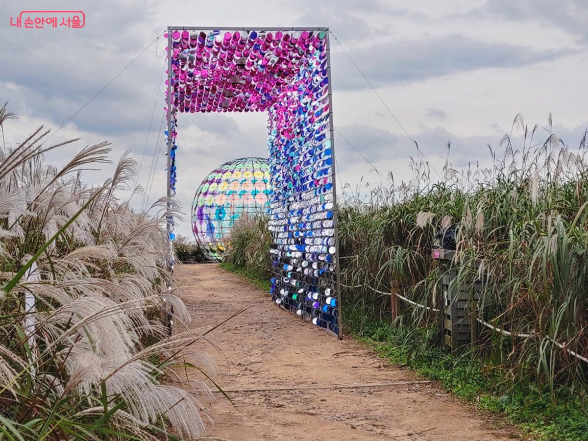 서울억새축제 아트존에 조성된 조형작품들 ©김병규