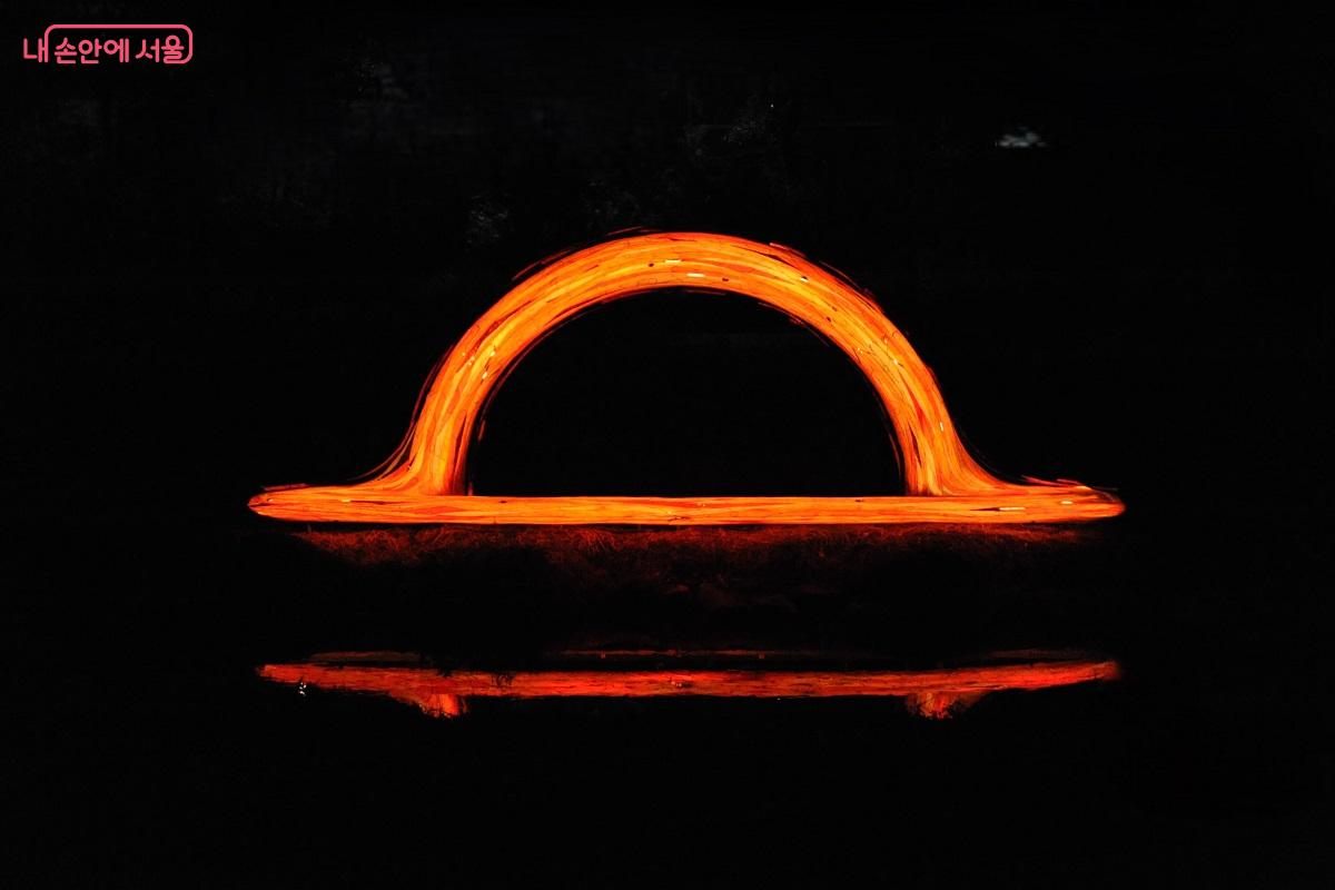 당현천 물길에 반영된 전스튜디오 작 ‘빛의 종점’ ©조수봉