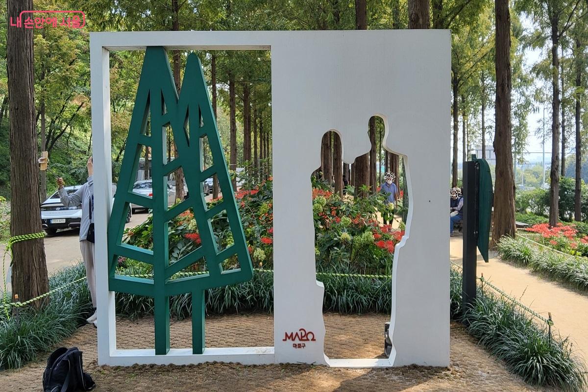 사진 촬영을 위한 커플 조형물 ©권수진