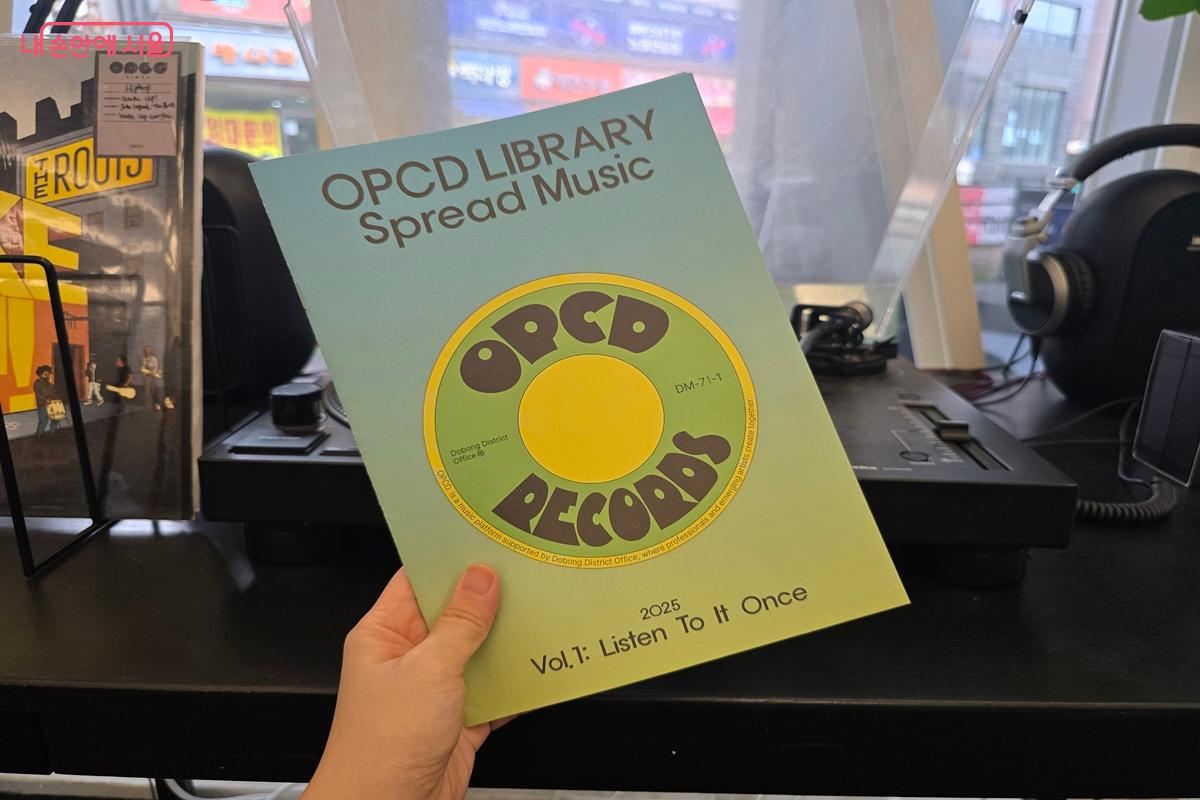 추천 음반을 소개하는 팸플릿도 배치되어 있으니 읽어보자. ©강사랑