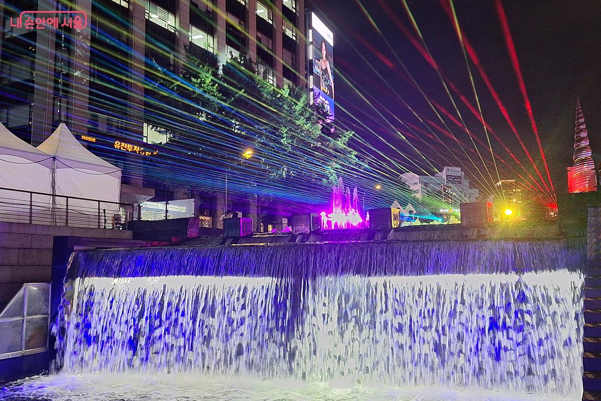 20개의 줄기로 뻗어 나가는 빛이 지난 20년간 청계천이 이뤄낸 놀라운 변화를 상징하는 듯하다. ©이혜숙