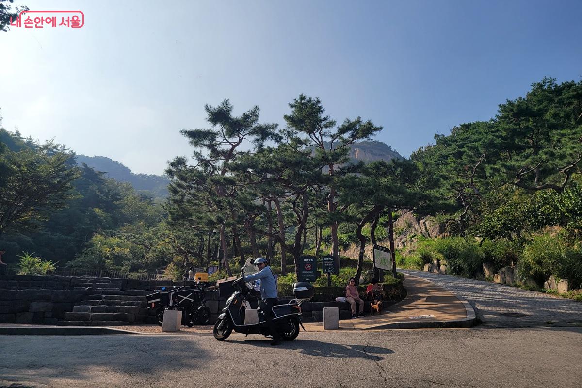 인왕산이 보이는 수성동 계곡 ©박미선