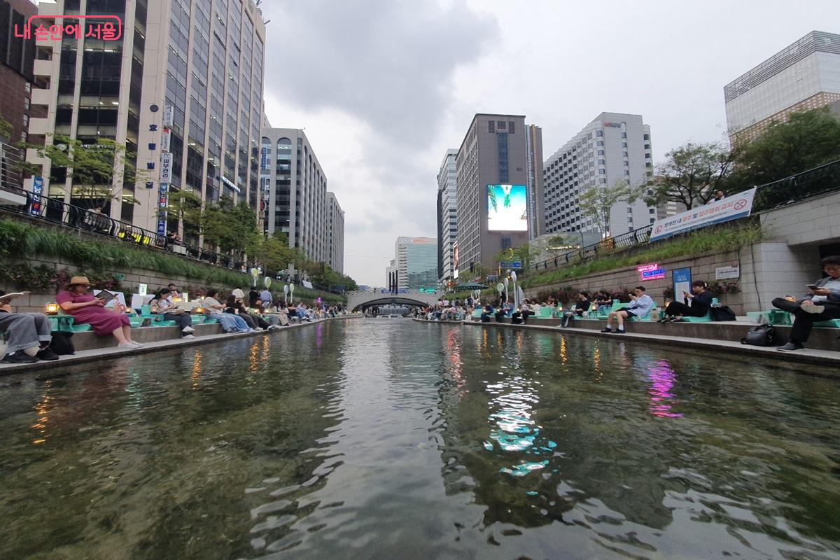 다시 물길로 복원되어 20주년을 맞은 청계천 ©엄윤주