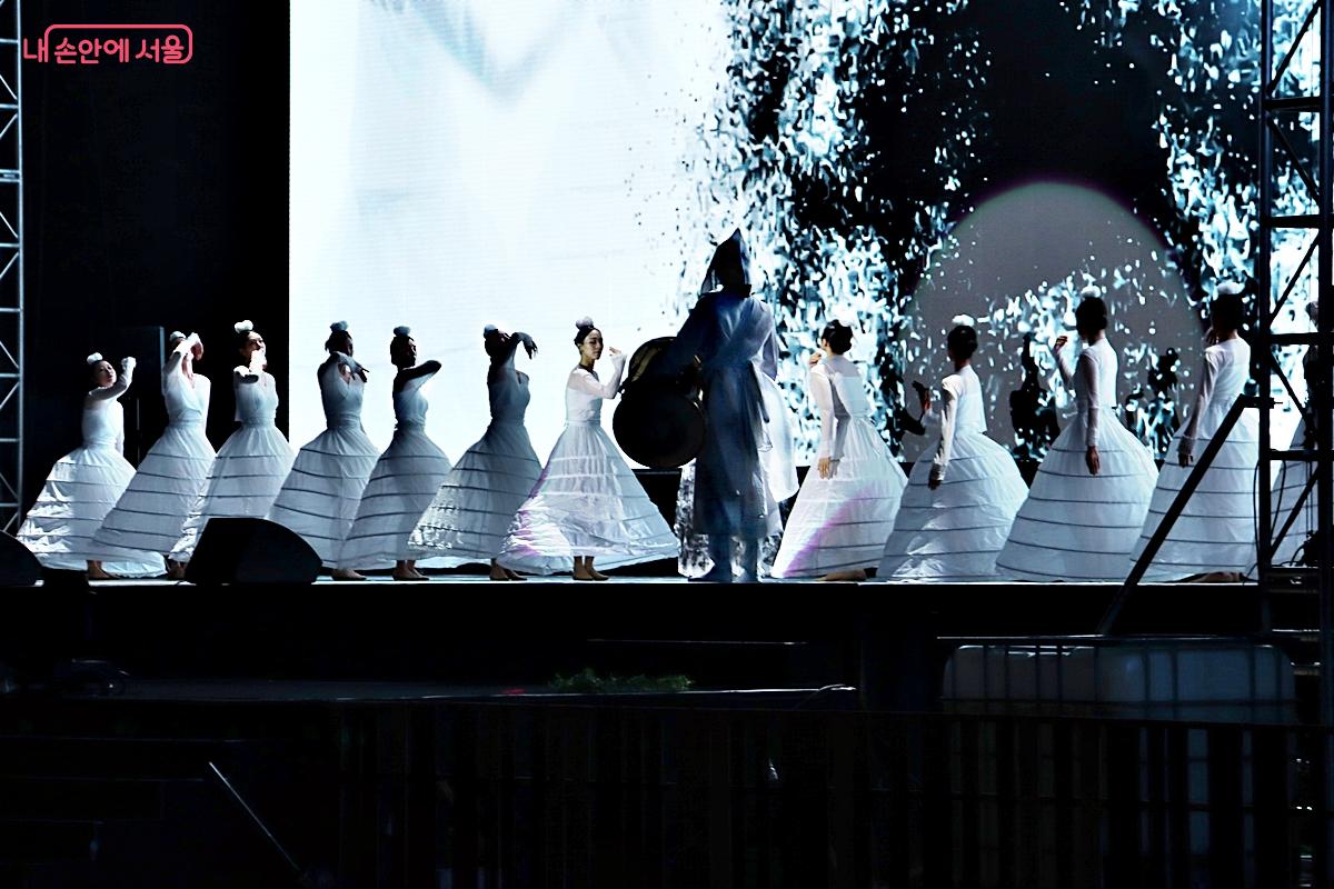 이루다 블랙토의 퍼포먼스 <서울의 울림 그리고 어울림>은 축제 분위기를 정점까지 끌어올리며 모두의 심장을 두근거리게 했다. ©정향선