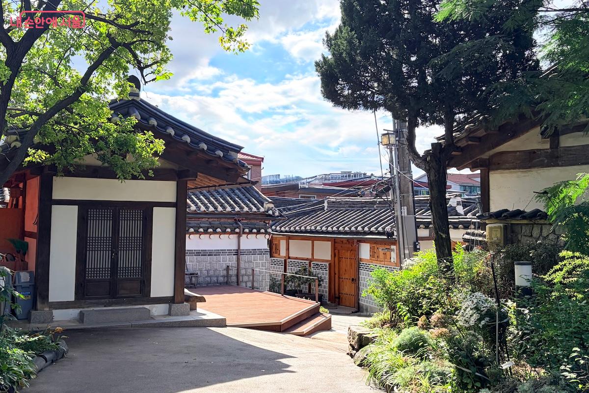 모두의갤러리 입구에서 바라본 북촌의 풍경 ©이종빈