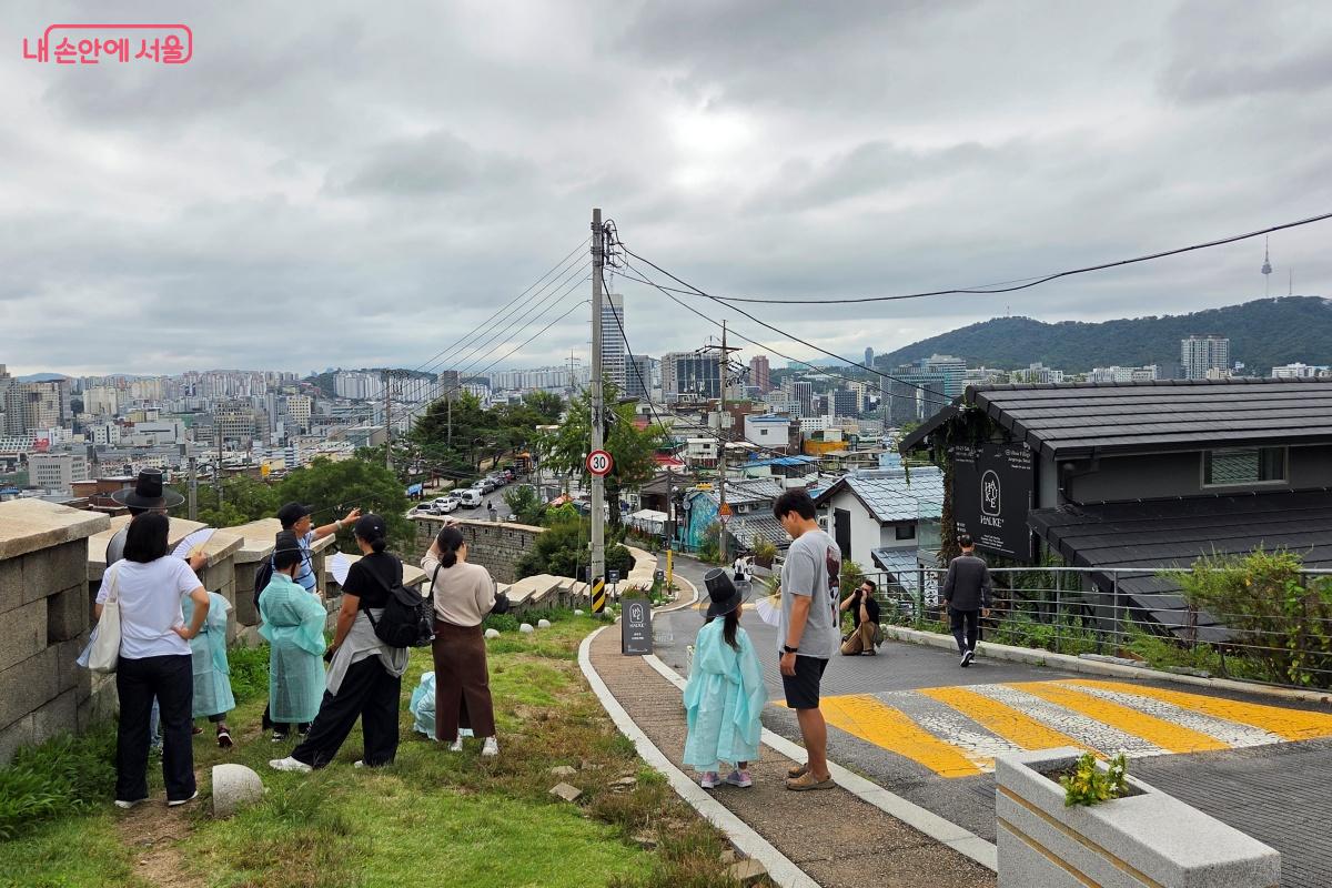 홍인지문공원에서 남산이 보이는 곳까지 올랐다. ©김미선
