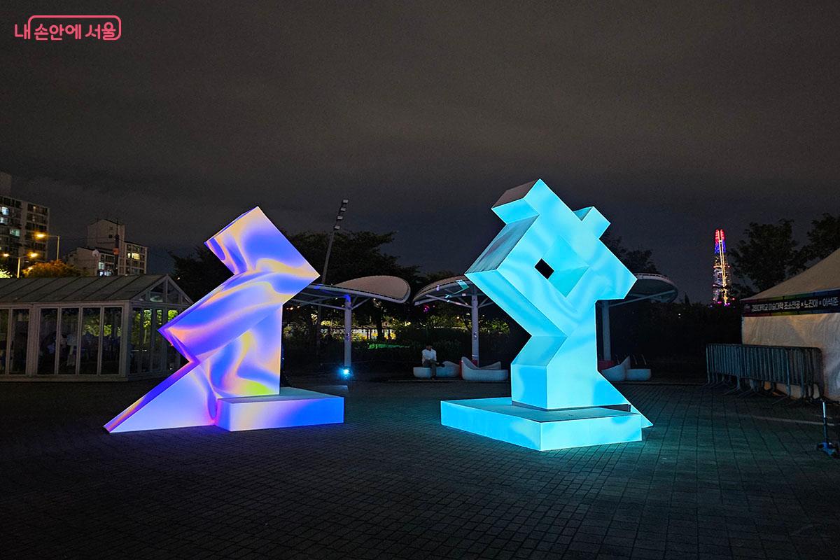 'ㄱ'은 소통의 출발,'ㅎ'은 여정의 마침표와 또 다른 가능성을 탑으로 표현한 경희대학교의 빛조형 작품 ©이정민