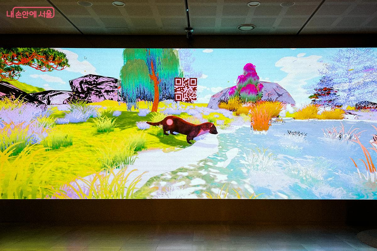 QR코드를 스마트폰으로 스캔하면 모바일 AR 모드가 실행된다. ©김아름