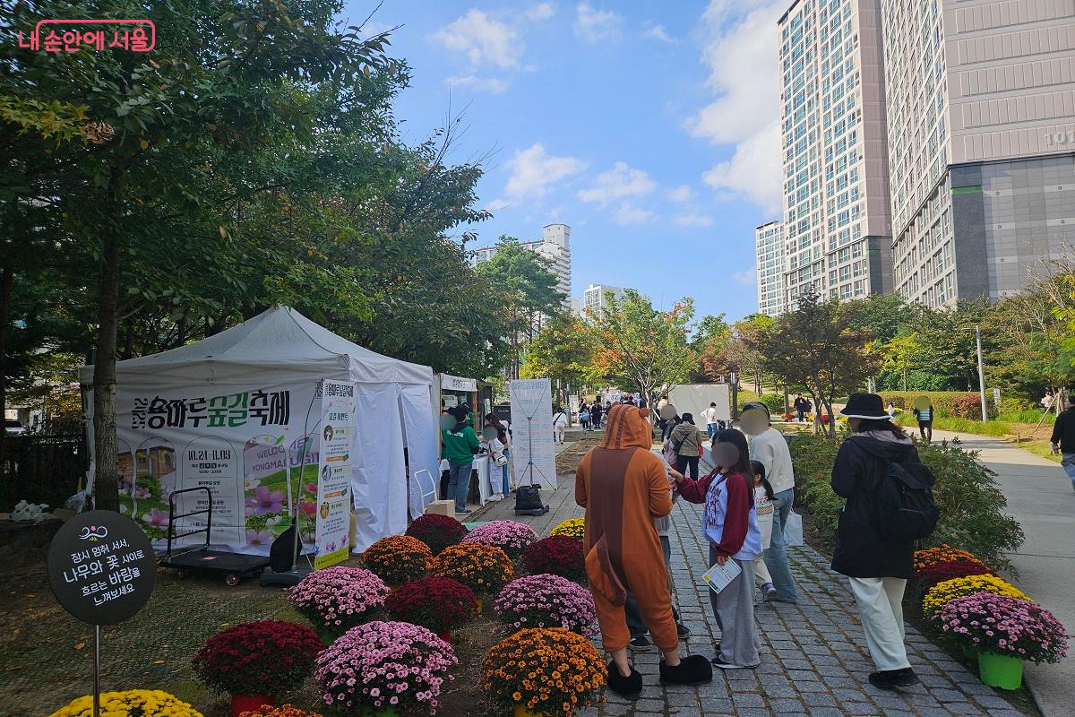 시민들이 숲속 다람쥐와 가위바위보를 하고 있다. ©김진호