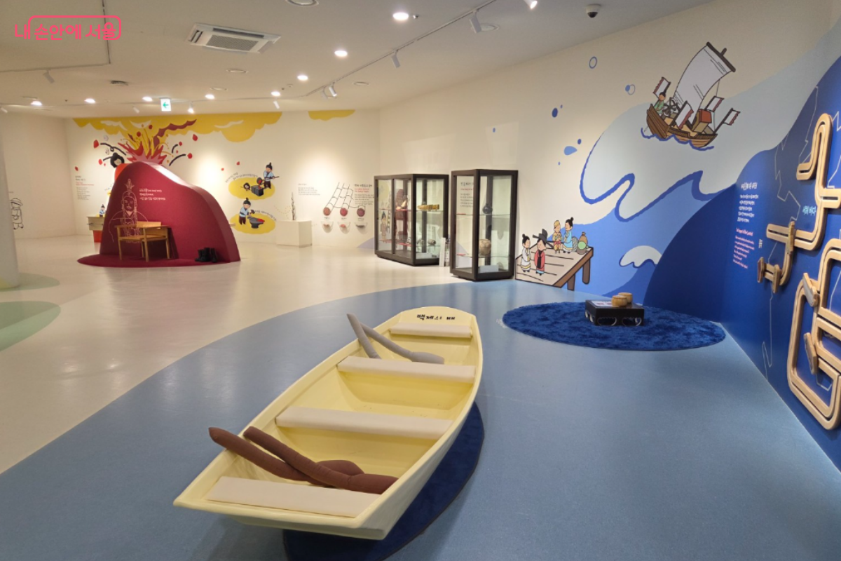 교역배와 벽면에 그려진 교역 국가와 연결된 모습 ⓒ김가현