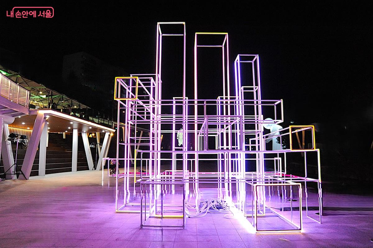 당현마루 앞 광장에 설치된 전스튜디오 작 ‘사건의 재구성’ ©조수봉