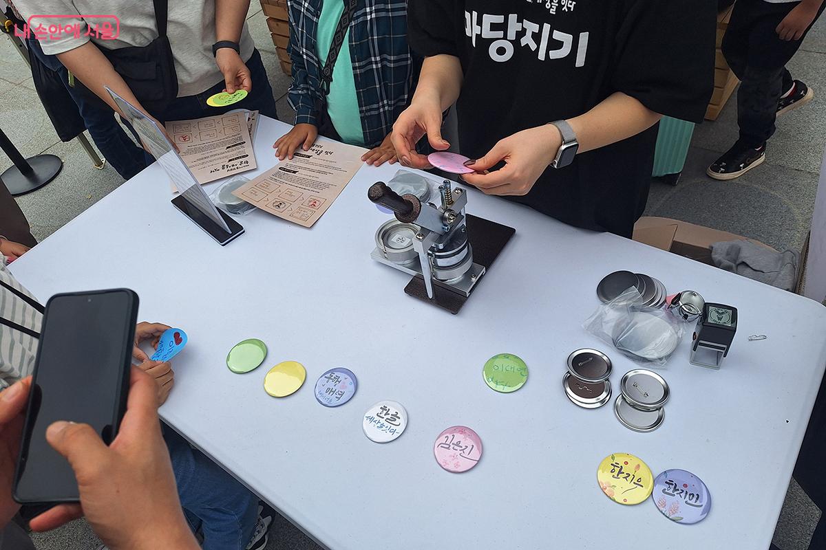 가족, 친구에게 전하는 응원의 글귀를 붓펜으로 쓰는 '우리글 멋글씨' 체험 ©백승훈