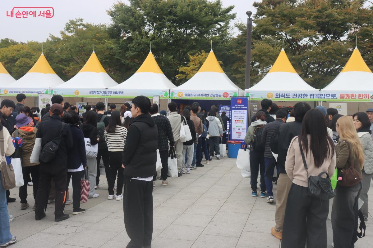 참여하기 위해 기다리는 시민들 ©조수연
