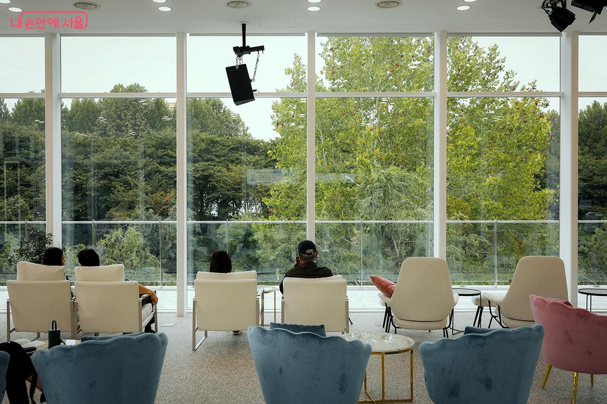 통창 너머로 양재천의 풍경이 한눈에 펼쳐진다. ©김아름