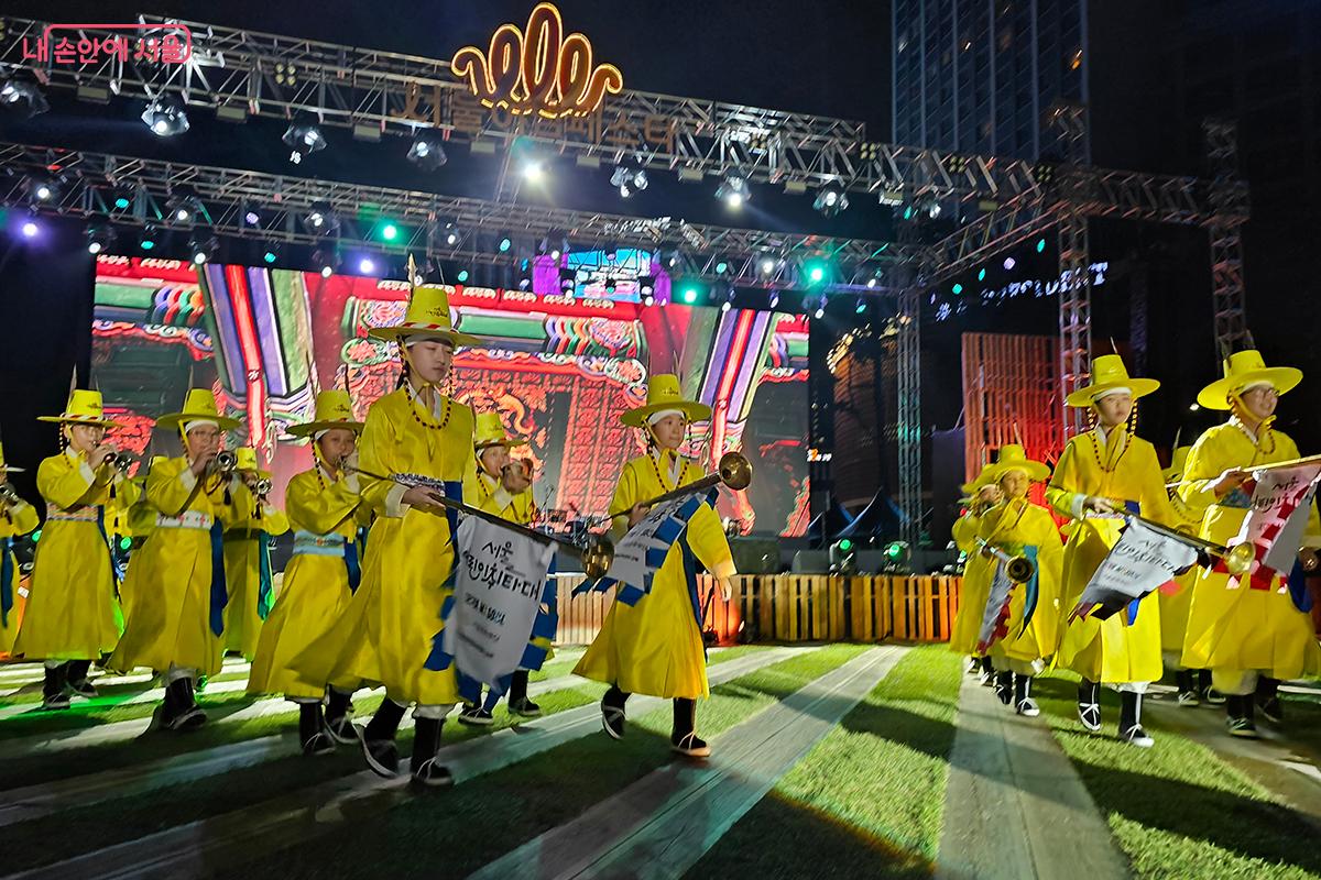 서울어린이취타대의 힘찬 북소리로 개막의 문이 열렸다. ©이혜숙