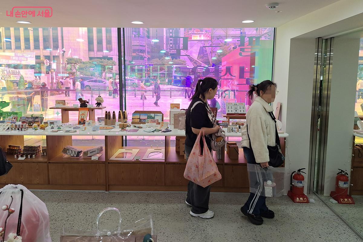 매장에서 다양한 특산품들을 저렴하게 판매해 시민들에게 큰 인기를 끌었다. ©백승훈