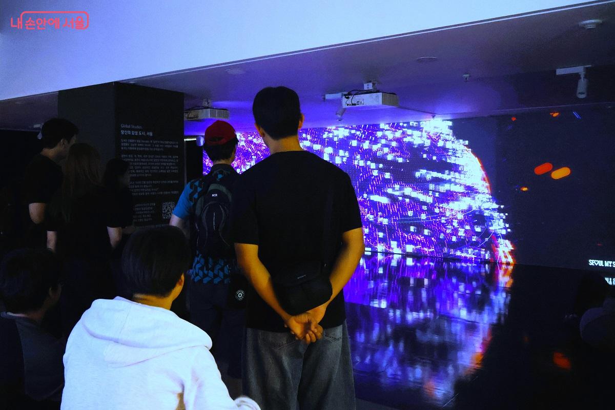 인터랙티브 미디어 전시 글로벌 스튜디오 ‘당신의 감성 도시, 서울’은 전 세계 시민들이 서울비엔날레 누리집에 공유한 사진을 하나의 작품으로 만들어 ‘사람을 위한 매력 도시’를 보여준다. ©이봉덕 