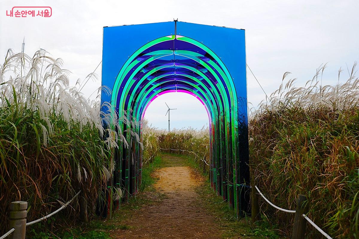 박여주 작가의 다이크로익 아트 작품인 ‘개선문VII_비욘드’ ⓒ조수봉