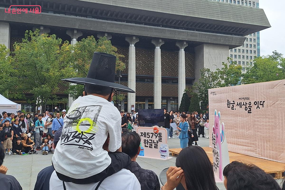 갓을 쓴 어린이 참가자가 한글 맞춤법 문제를 맞히기 위해 유심히 경청하는 모습 ©백승훈