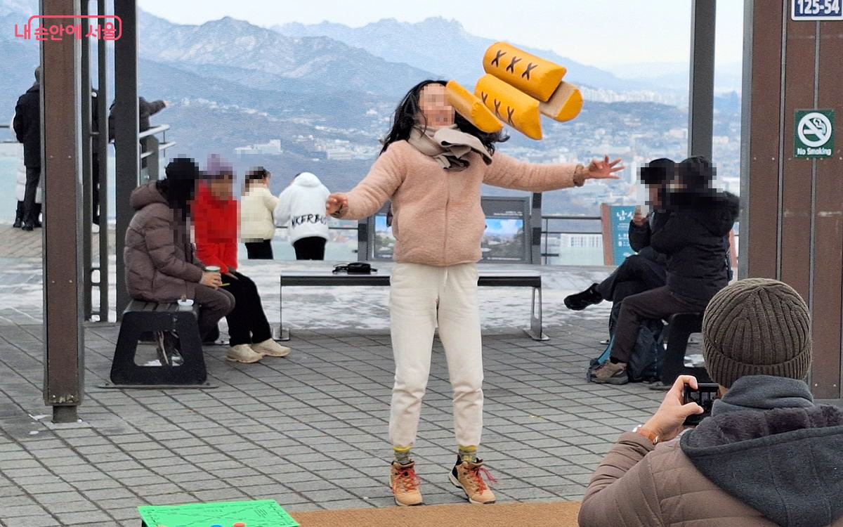 남산 팔각광장에선 &lsquo;민속놀이 한마당&rsquo;이 열렸다. &copy;이혜숙