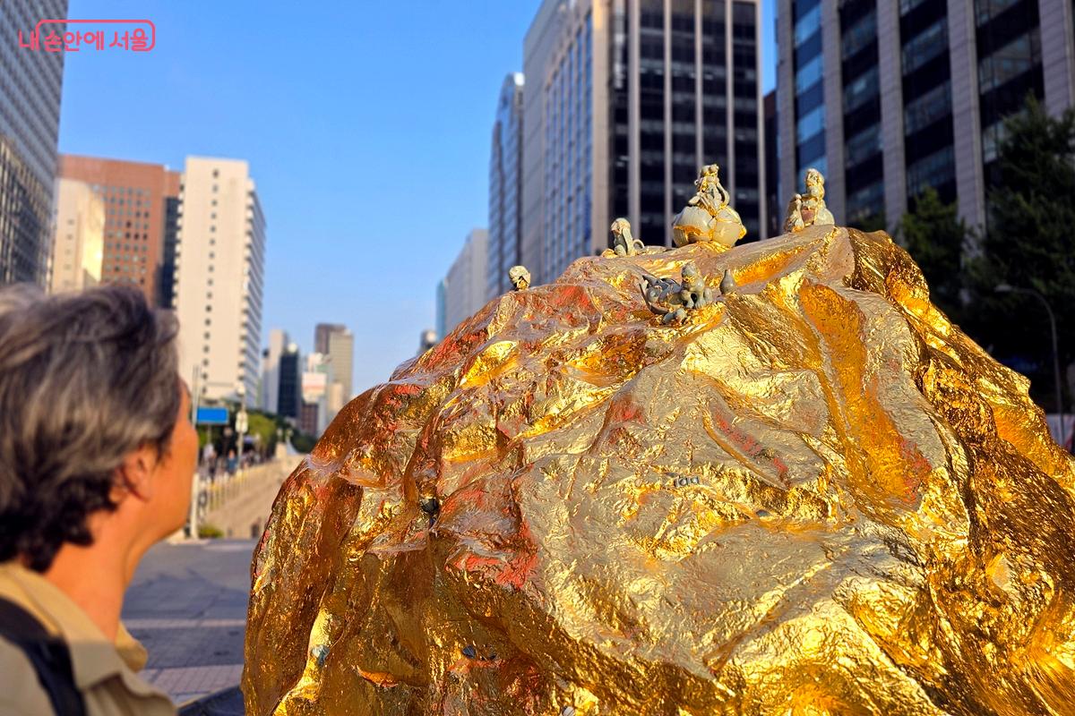 관람객이 흥미롭게 작품을 감상하고 있다. ©김윤경