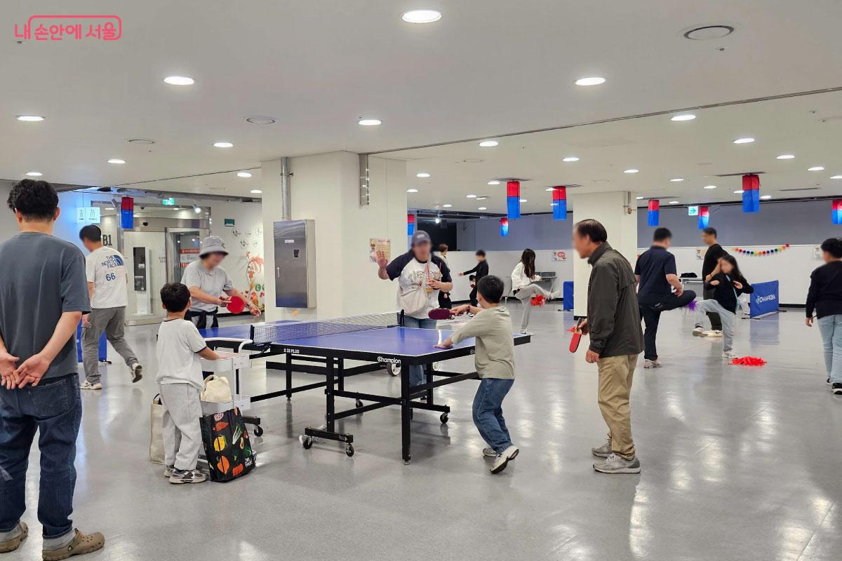 가족이 탁구를 즐기고 있다. ©홍혜수