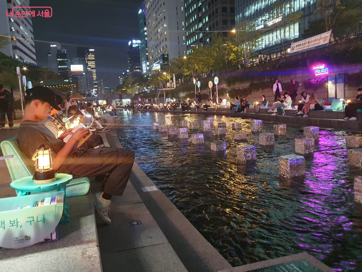 생태하천으로 돌아온 청계천은 도심 속 문화공간으로 자리매김하고 있다. ©엄윤주