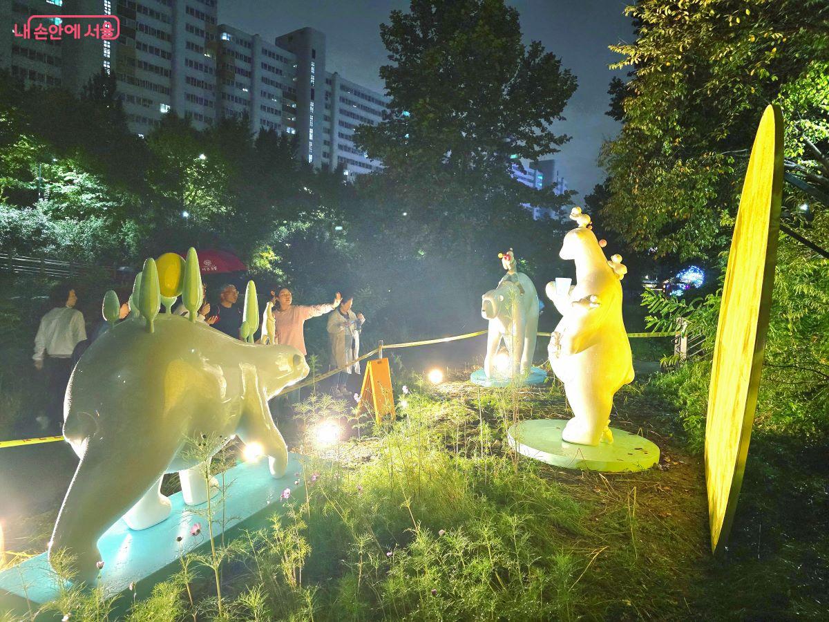 달빛산책을 즐기고 있는 시민들 ©김한기