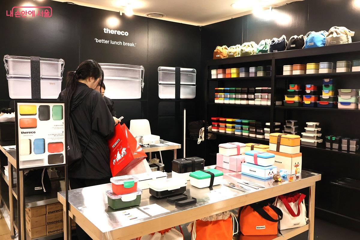 고기능성 소재와 다채로운 색감, 뛰어난 내구성을 갖춘 도시락 용기와 수저 세트 등을 선보인, thereco ©이봉덕