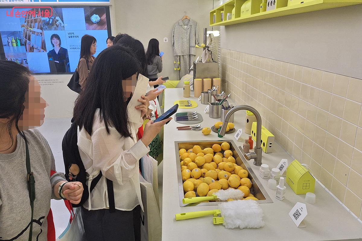 '29CM' 브랜드관 내부 스페셜 라운지에서 QR 코드를 통해 제품 설명을 듣고 있는 참가자의 모습 ©이혜숙