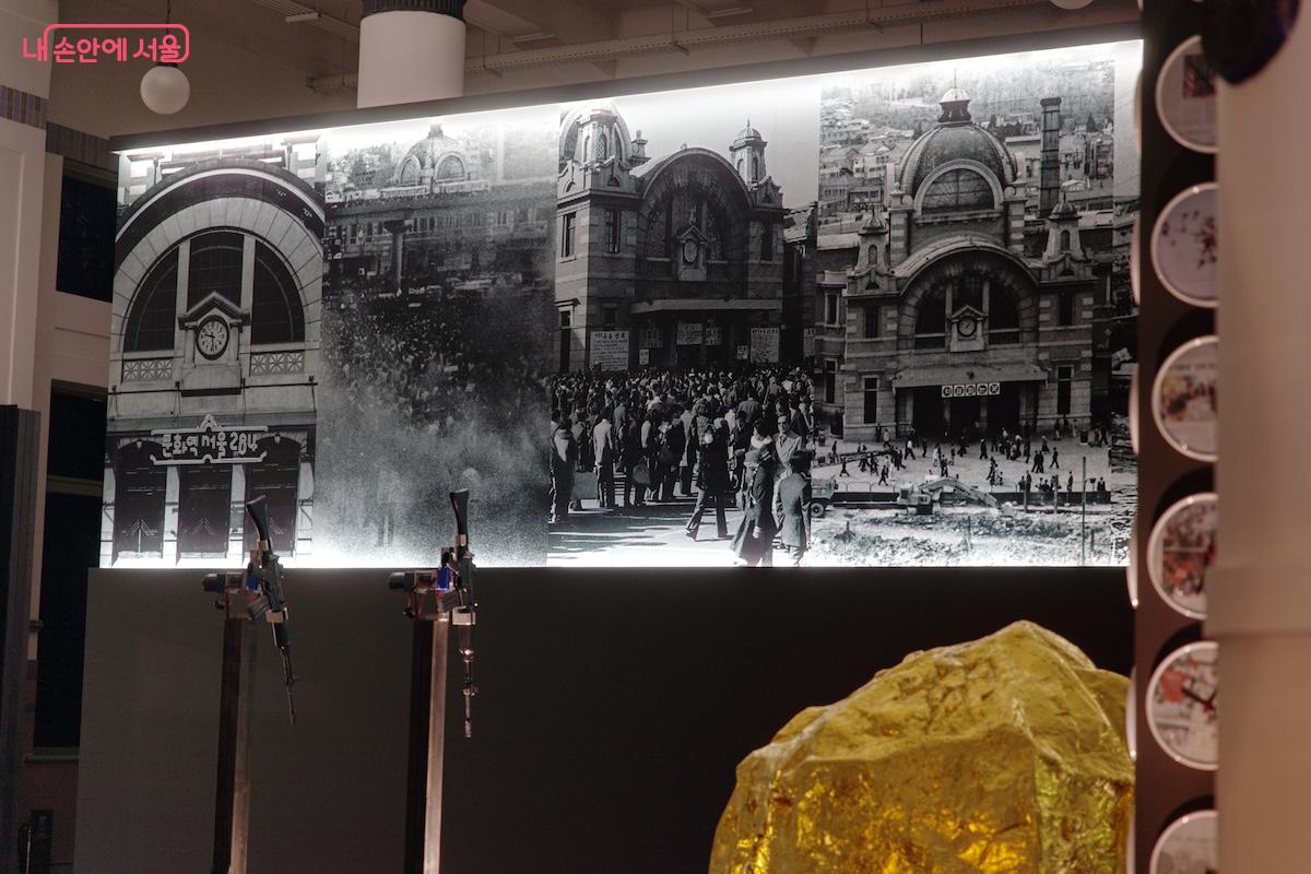 <엮어내는 기억> 코너에서는 지나온 서울역의 100년 이야기를 들어볼 수 있다. ©임중빈