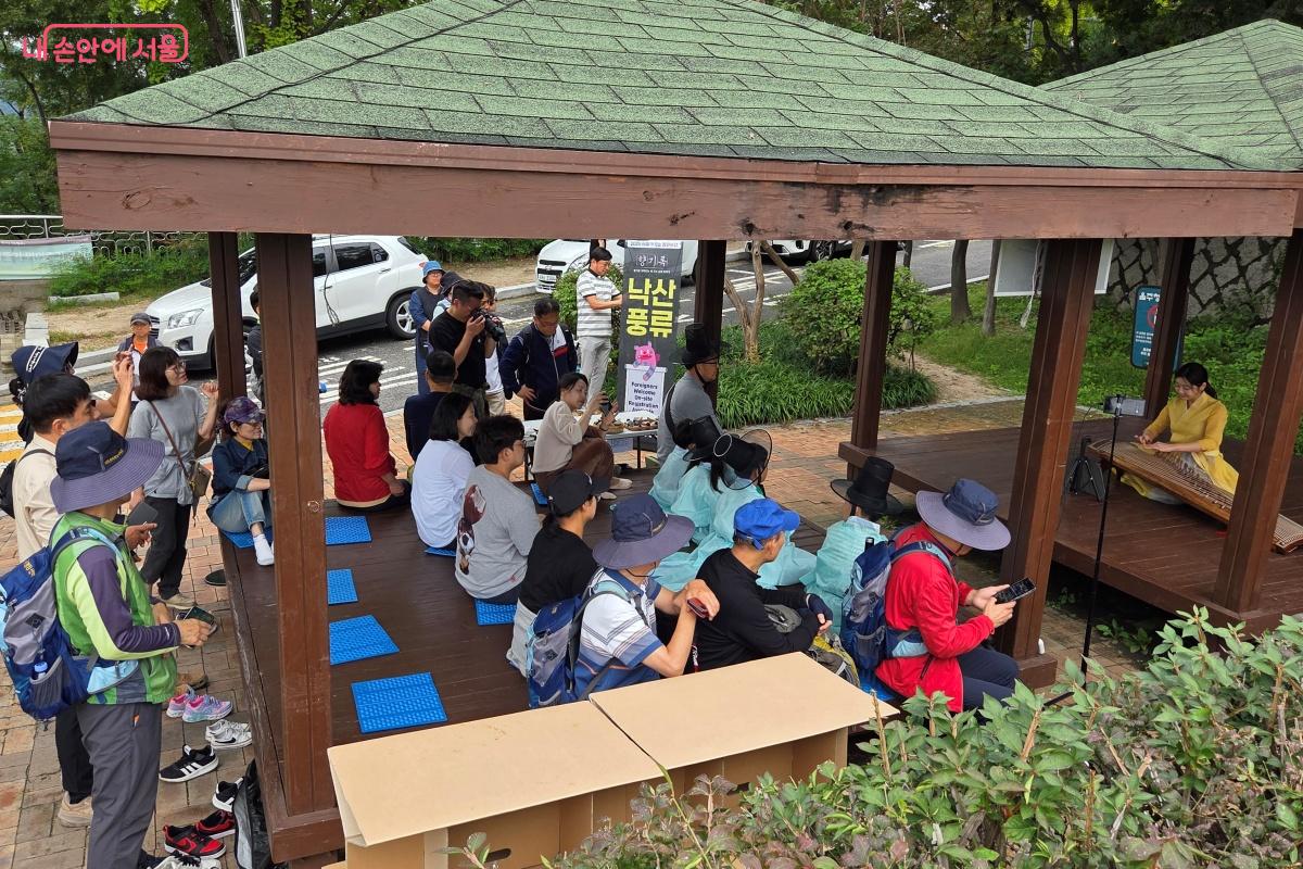 성곽길을 산책하는 누구나 들을 수 있어 많은 사람들이 함께 즐겼다. ©김미선