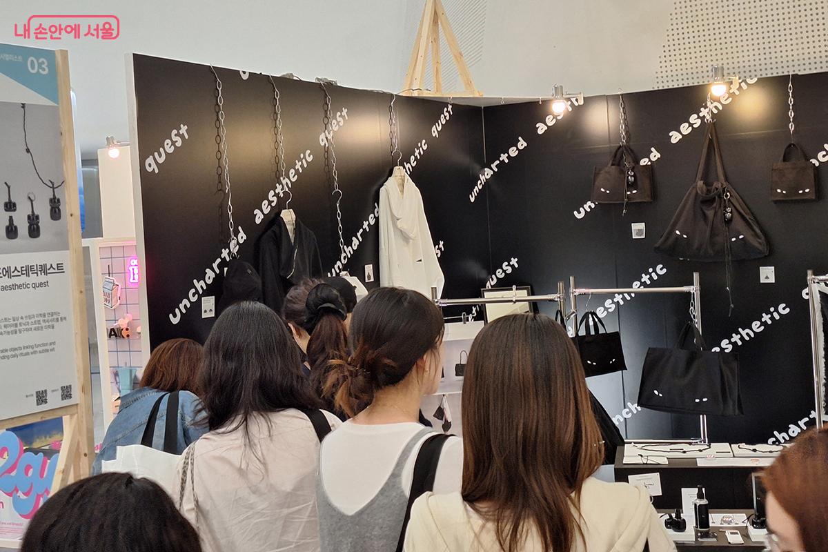 '언차티드 어스테틱 퀘스트(uncharted aesthetic quest)'는 일상의 미학을 찾아 떠나는 여정을 탐구하는 화장품, 주얼리, 액세서리 메이커다. ©이혜숙