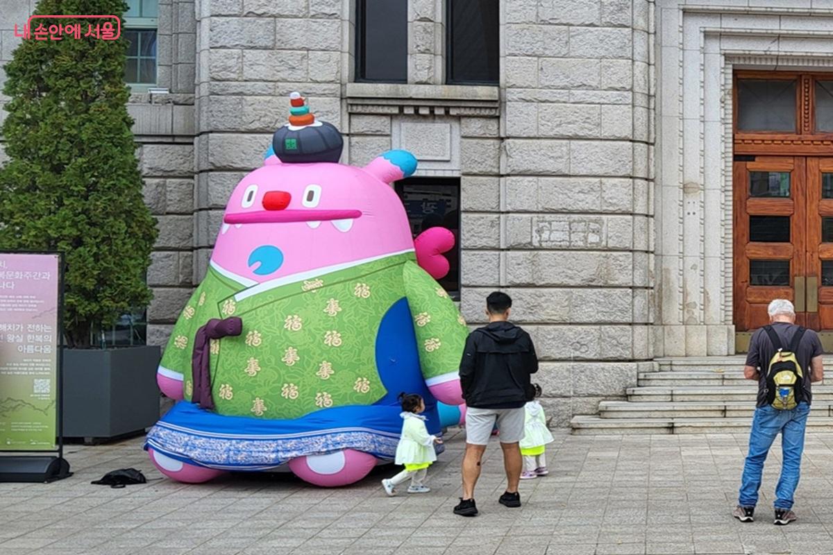 서울도서관 앞에 설치된 궁중 한복을 곱게 차려 입은 해치 ©이상돈