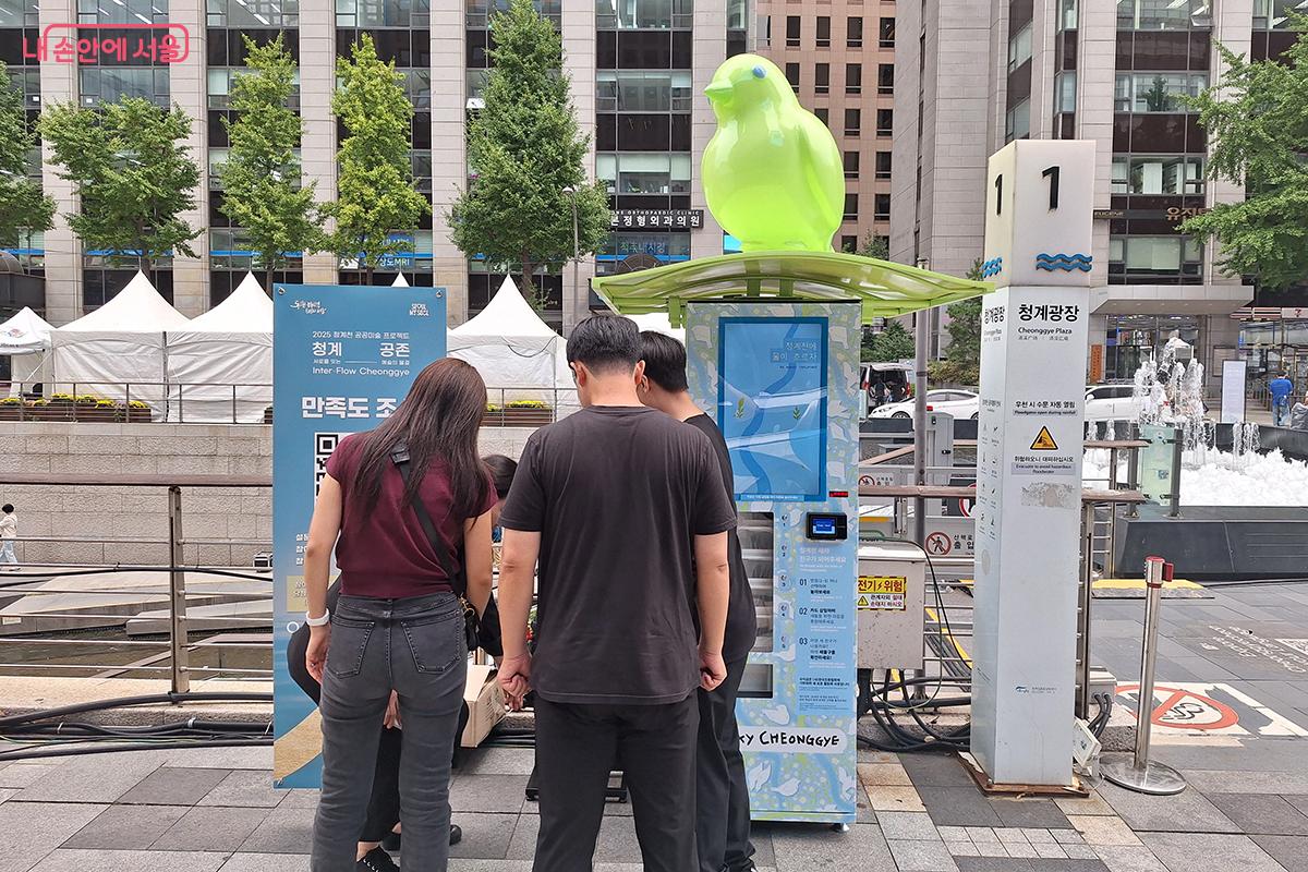 임정민 작가의 <청계천 조우>는 새들의 움직임을 포착해 이미지로 표현한 작품으로 청계천에 서식하는 다양한 생명체에 대한 관심을 환기시킨다. ©이혜숙