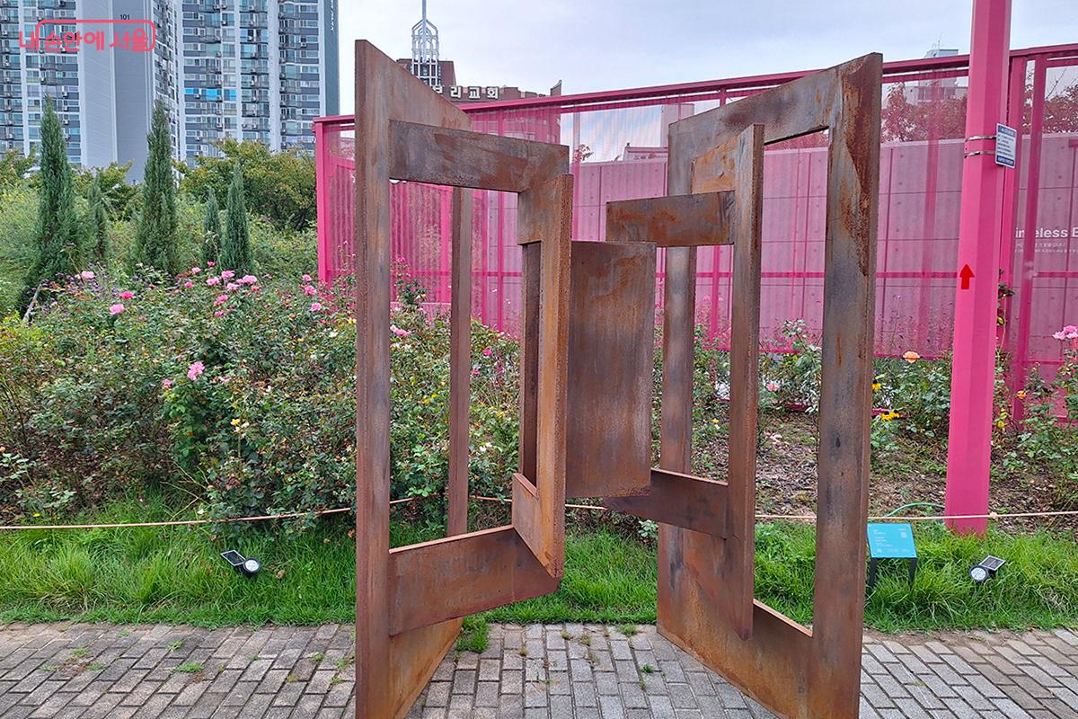 김종구 작 '또 다른 공간'은 언젠가 문을 열고 그리운 이를 맞이하는 희망을 담고 있다.