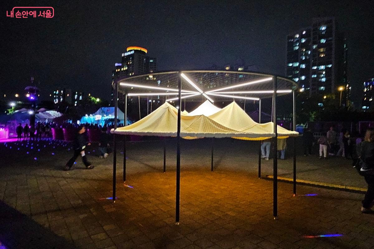 포근하고 따뜻한 어린시절 이불 속 공간을 연출한 이화여자대학교의 빛조형 작품 ©이정민