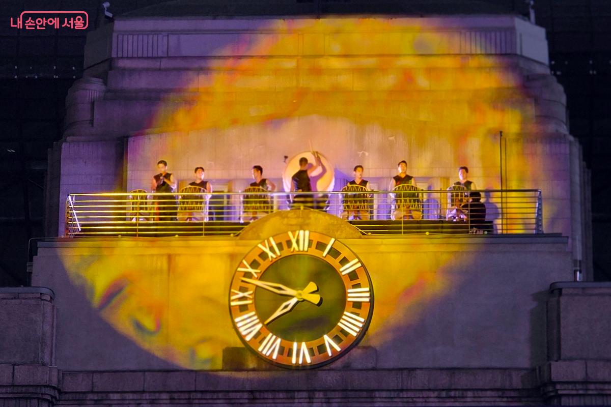 서울도서관 위쪽에서 울려오는 북소리가 관객들의 시선을 사로잡았다. &copy;김윤경